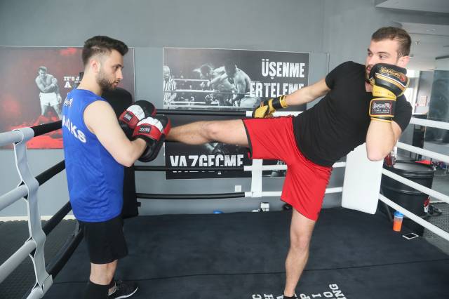 Karın bölgesine yapılan Kick Boks hamlesi.|Fotoğraf: Cenk Ertekin