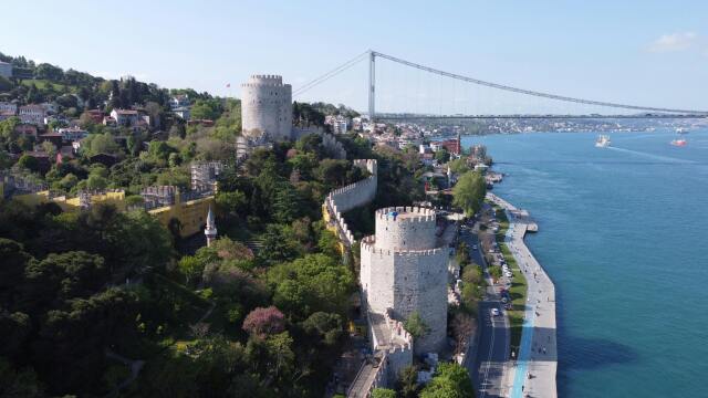 İstanbul'un kuşatılması için öncelikle 1452 yılının ağustos ayı sonunda Boğaz'ı kontrol altına alması amacıyla Rumeli Hisarı'nın inşasını tamamlattı.