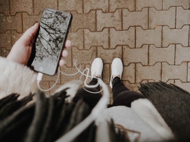 İlgi alanlarınıza yönelik derinlemesine içerikler arıyor ve dinleme deneyiminizin kontrolünü elinizde tutmak istiyorsanız, podcast dünyası sizi bekliyor!