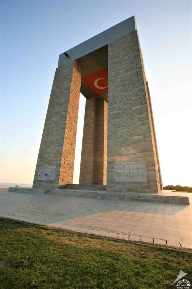 Çanakkale Alay Şehitliği bu özel topraklarda ziyaret edilebilecek yerler arasında. Fotoğraf: Servet Uygun