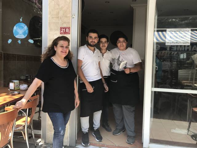 42 yıllık mekanı şimdilerde Ahmet Bey’in eşi Neriman Hanım, çocukları ve torunlarıyla birlikte işletiyor.