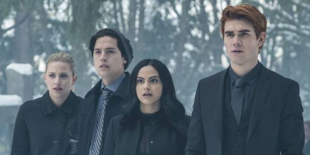 Riverdale, kasabadaki gizemi çözmek için bir araya gelen gençlerin yaşadıklarına odaklanıyor.