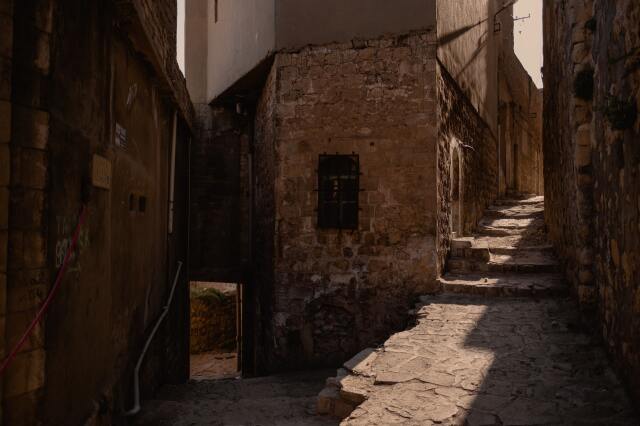 Yürürken kendinizi zaman yolculuğu yapıyormuş gibi hissedeceğiniz Mardin sokakları.
