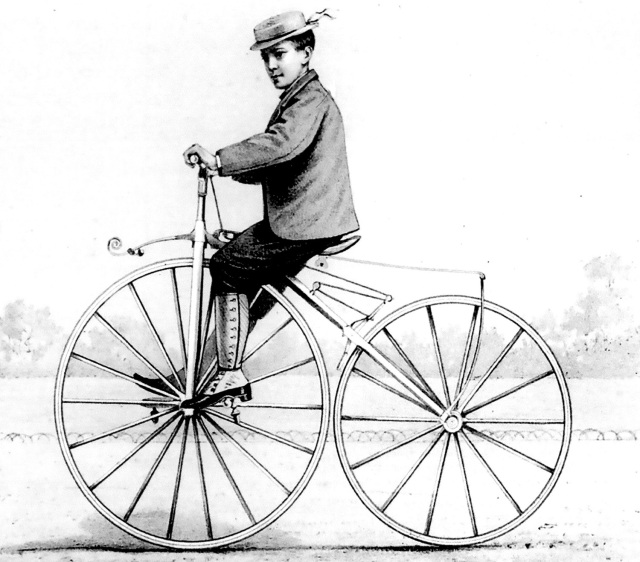 Türkçeye velespit olarak geçen “velocipede” olarak adlandırılan bisiklette pedallar ön tekerleğe sabitti.