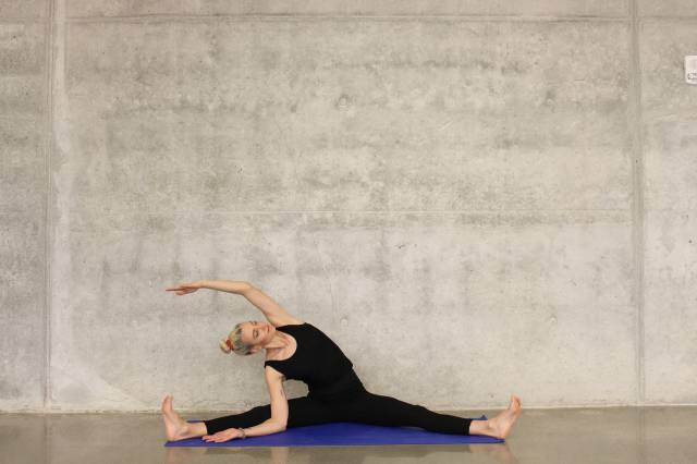 Egzersiz sırasında teri emen kıyafetler giymeliyiz.