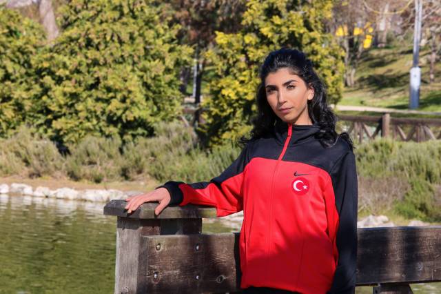 Genç yaşta yeteneği keşfedilen Gülcan Palavan hem çalışıyor hem de antrenman yapıyor.