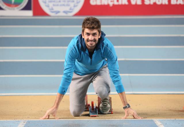 Atletizm insanların doğal yaşam koşullarından ve vücudun kendiliğinden yapabildiği yürüme, koşma, atlama hareketlerden doğmuştur.