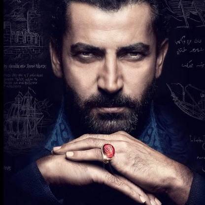 Kenan İmirzalıoğlu yakında, Mehmed: Bir Cihan Fatihi dizisiyle ekranlara gelecek.