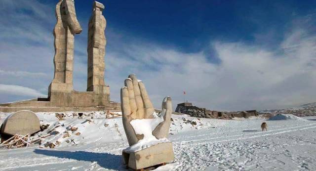Kars’taki İnsanlık Anıtı tamamlanamadan yıkıldı.
