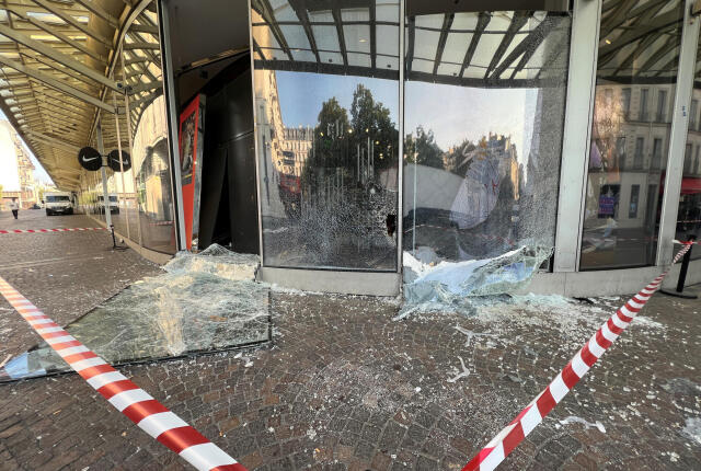 Tazminat taleplerinin artması beklenirken taleplerin yüzde 35’inin yerel yönetimlere ait mülklerde, yüzde 55’ininse ticari mülklerde oluşan hasarlarla ilgili olduğu söyleniyor. (Fotoğraf: France24.com)