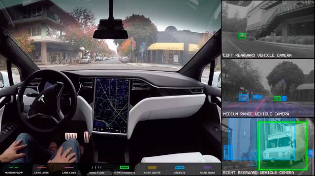 Tesla 2015 yılından beri oto-pilot özelliğiyle dikkat çekiyor.