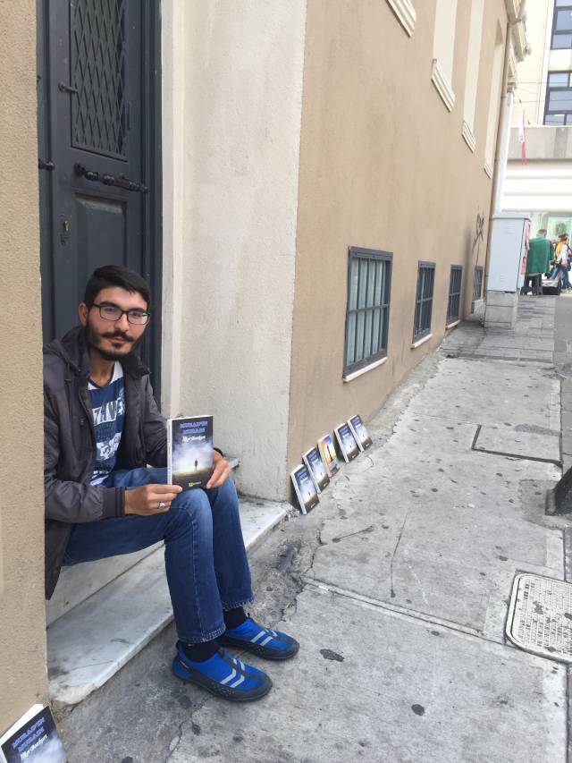 İlker Bozkurt, kendi kitabını kendisi satıyor.