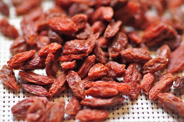 Goji berry hem sağlıklı hem de çok tatlı bir gece atıştırmalığı. 