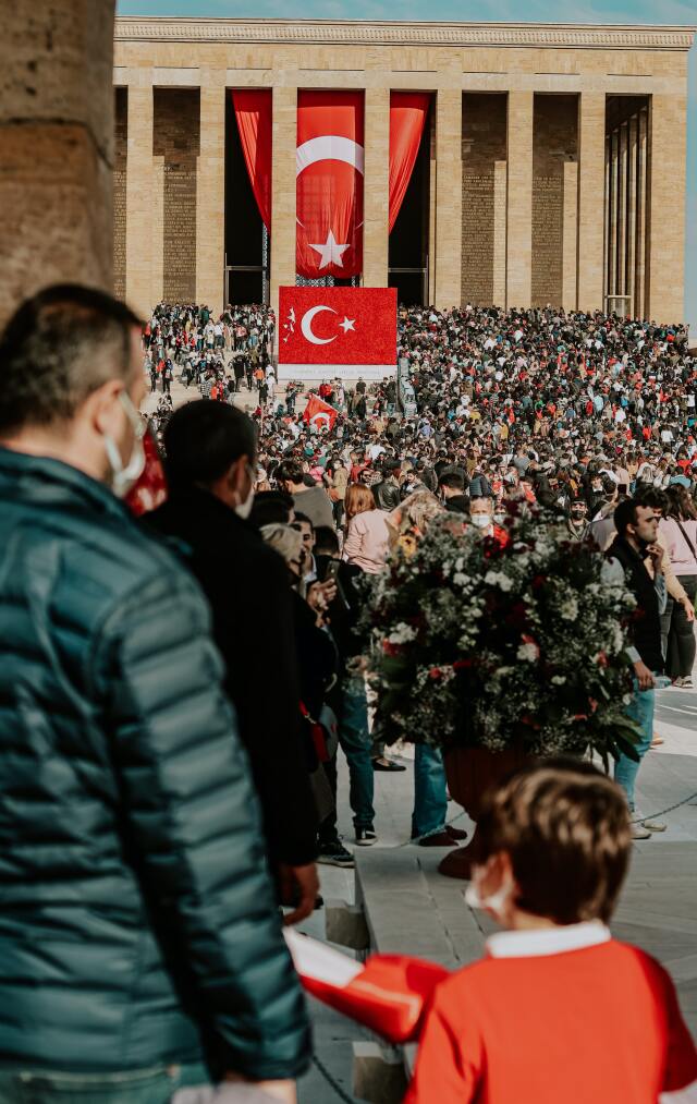 Atamızın kabrine giden Aslanlı Yol’un sağ ve solunda bulunan 24 adet aslan heykeli, Türklerin 24 Oğuz Boyu’nu temsil ediyor.