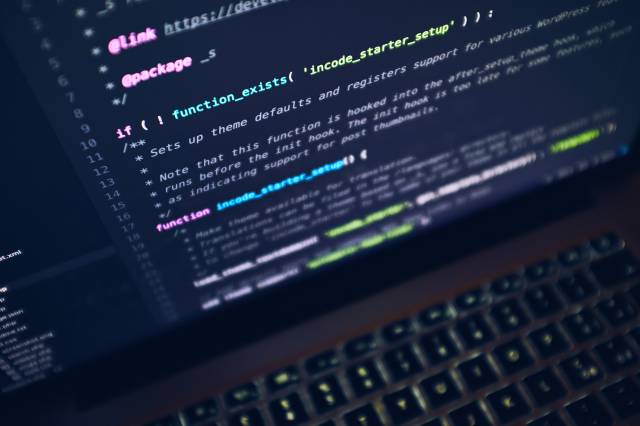 Yüz tanıma sisteminde, gözler arası mesafe veya çenenin şekli gibi detaylar, matematiksel ifadelere dönüştürülüp veri tabanındaki diğer yüzlerle karşılaştırılır.