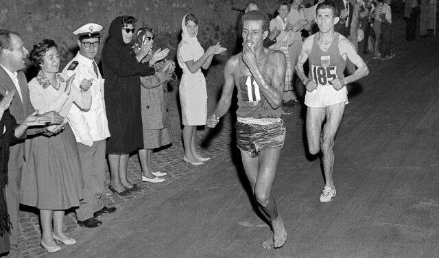 Abebe Bikila, antrenmanlarını da yalınayak yaptığı için çıplak ayakla koşmakta zorlanmadığını söyledi. 