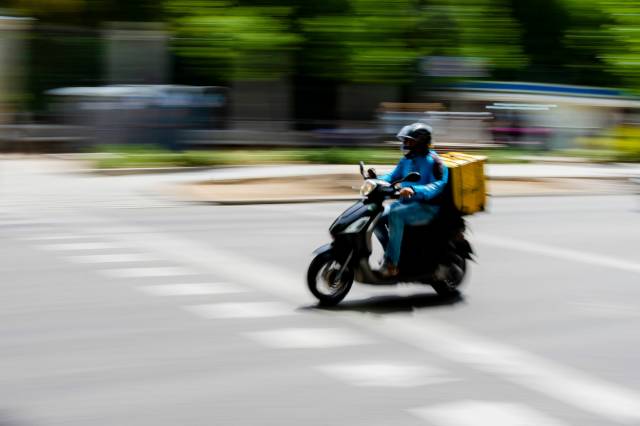 Moto kuryeler hafta sonları maksimum performansla çalışıyor. 