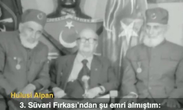 Gazi Hulusi Alphan (ortada) kendilerine verilen, düşmanın irtibatını kesme görevini yerine getirmelerini, büyük bir gururla, “26 Ağustos’ta taarruz başladığında, düşman muhabere yapamaz hale gelmişti” sözleriyle anlatmış.