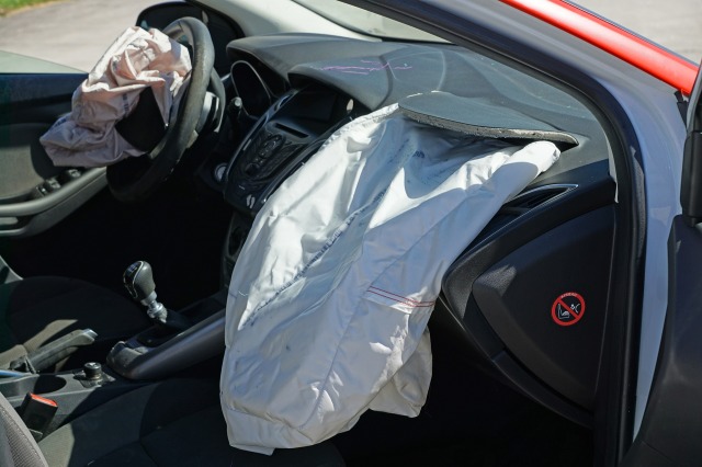 Kaza esnasında airbag’in açılması veya elektronik bir hasar olması durumunda, değişensiz ağır hasar kaydı yapılır.