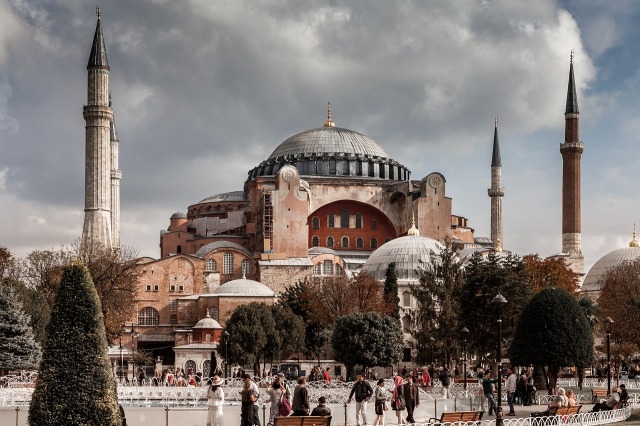 Yapılışı oldukça maliyetli ve zahmetli olmasına karşın Ayasofya bugün bile bütün görkemiyle ziyaretçilerini ağırlamaya devam ediyor. 