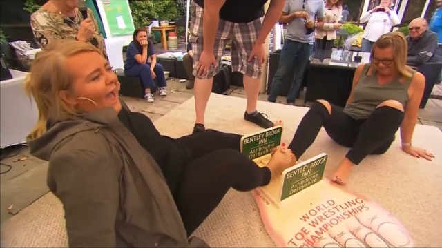 Toe Wrestling, her ne kadar basit görünse de aslında oldukça zorlu bir spor dalı.