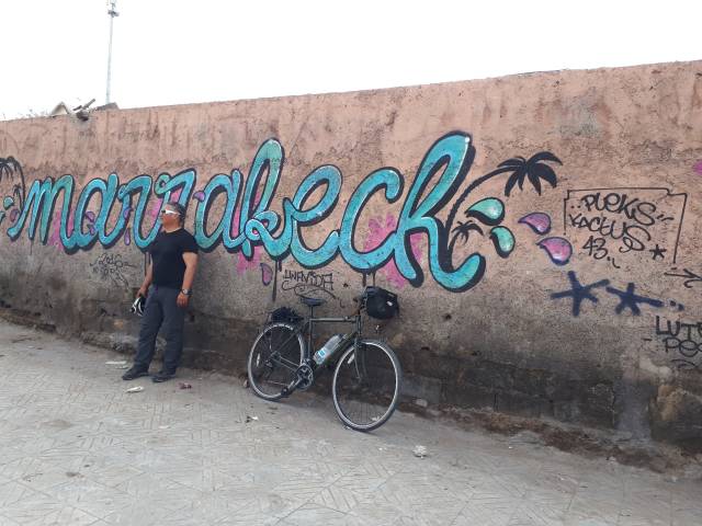 Kilometrelerce pedal çevirdikten sonra biraz dinlenmek şart! (Marakeş-Grafiti)