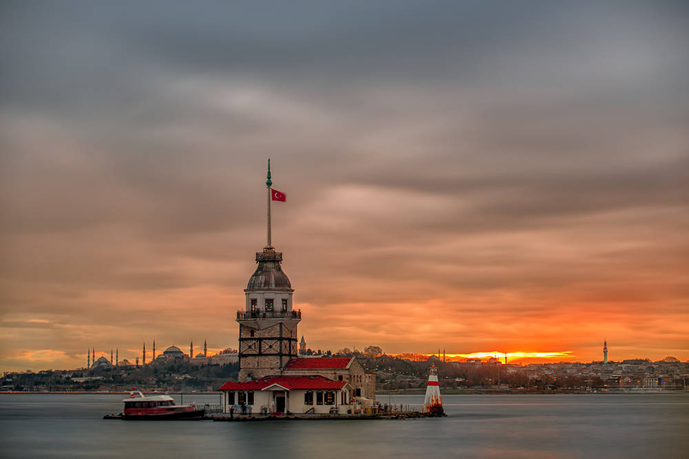 4- İstanbul’un hem yakın ama bir o kadar da uzak tanığıdır Kız Kulesi, Küçücük bir adanın üzerinden ne olduğunu anlamaya çalışır bu kaotik şehirde. Günün gelişini de karşılar, gidişinde de yine oradadır. Tıpkı yaşanmışlıklara uzaktan tanık olduğu gibi, güneşin batışına da bakar durur her gün…