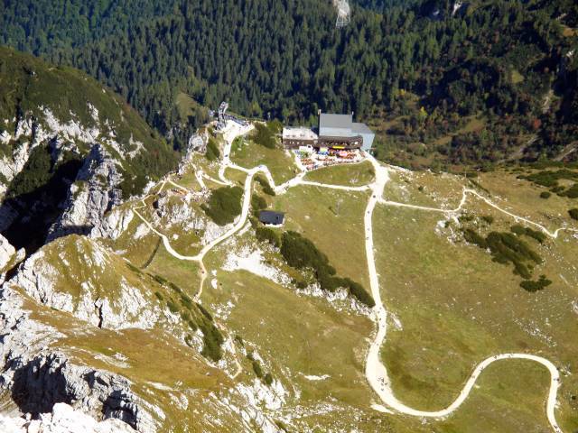 Osterfelderkopf chalet at 2030 meters can be considered as centrally located for climbers.|Photo: Cenk Ertekin