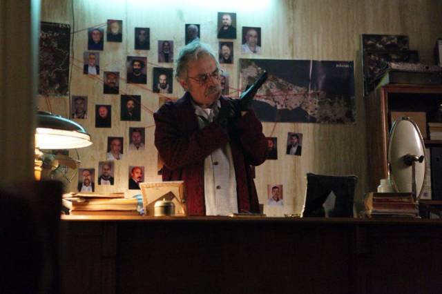 Haluk Bilginer oyunculuğuyla hikayeye çok şey katıyor.