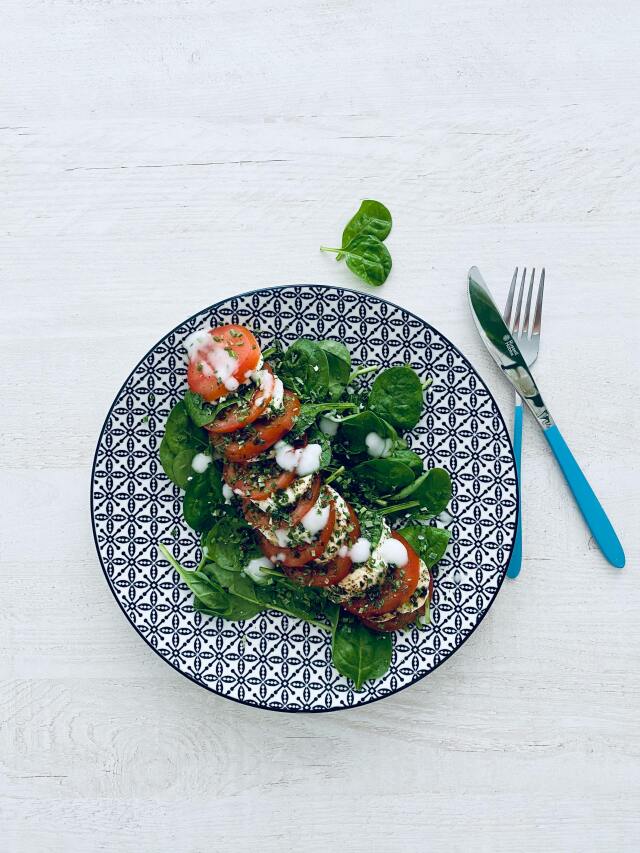 Üç temel malzeme ve balsemik sirkeyle harika bir eşlikçiye imza atın! İtalyan Usulü Caprese Salatası