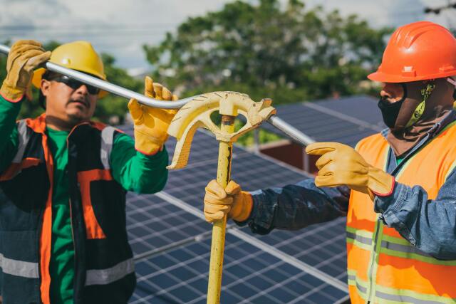 Yeşil enerji teknisyenliği geleceğin meslekleri arasında önemli bir noktada yer alıyor.