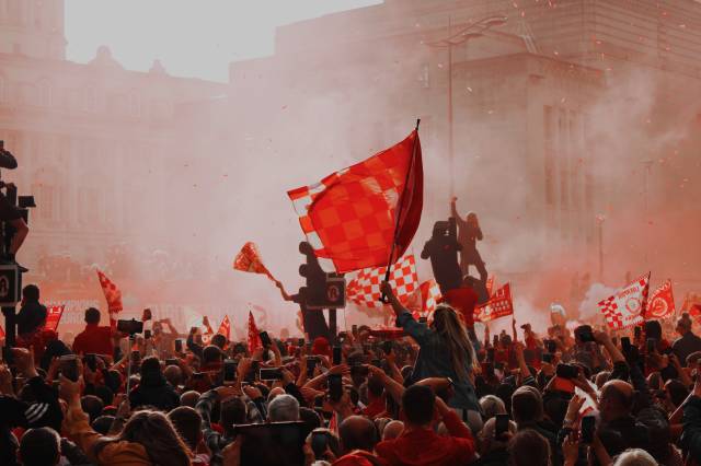 Liverpool taraftarı Şampiyonlar Ligi Şampiyonluğu'nu kutluyor.