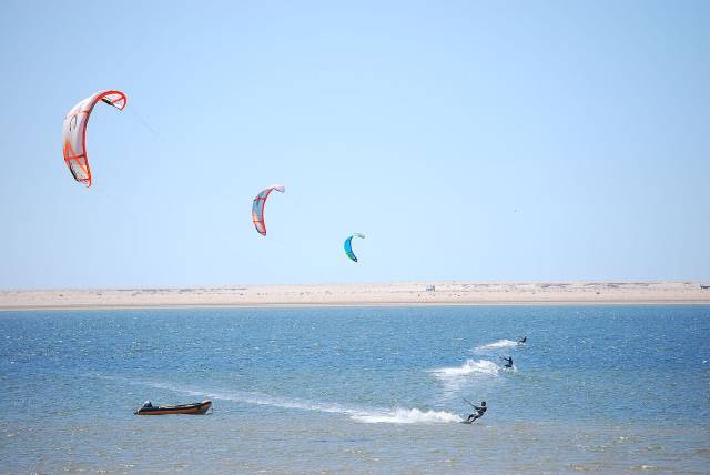 Kitesurf sporunun yapılabileceği en iyi noktalardan biri olarak Gökçeada gösteriliyor.