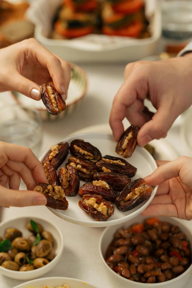 Türkiye’de eşle dostla iftar sofrasında buluşmak önemli bir gelenek.