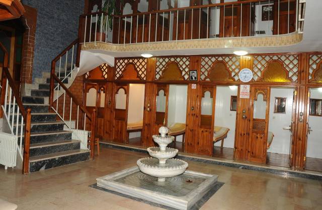 İstanbul’un en eski hamamlarından Çinili Hamam Üsküdar’da bulunuyor.
