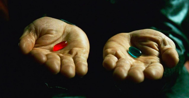 Matrix’te kırmızı hapı seçmek, Harikalar Diyarı’nda kalmak ve tavşan deliğinde bir yolculuk yapmak demek. Şu detayı hatırlatmak isteriz: Alice Harikalar Diyarı’nda adlı romanda da Alice, Beyaz Tavşan’ı takip ediyor ve bilinmeyeni keşfetmeye gidiyordu. 