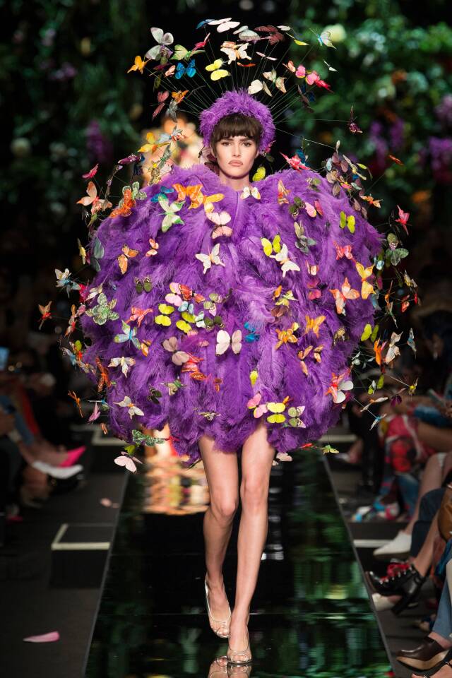 Moschino’nun İlkbahar 2018 kreasyonundan… Böyle kıyafetler için “bunları kim giyecek?” diye sorulduğunda cevap “onlar defileyi ilginç kılmak için” olurdu. 