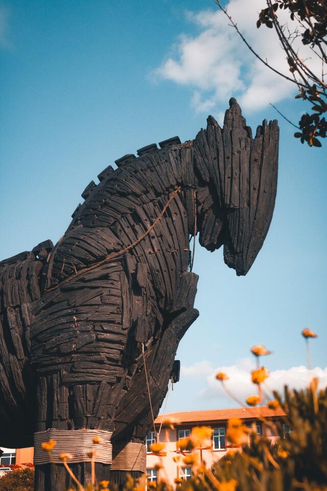 Sonradan yapılan ve Çanakkale Valiliği önünde duran ikinci Truva Atı. 