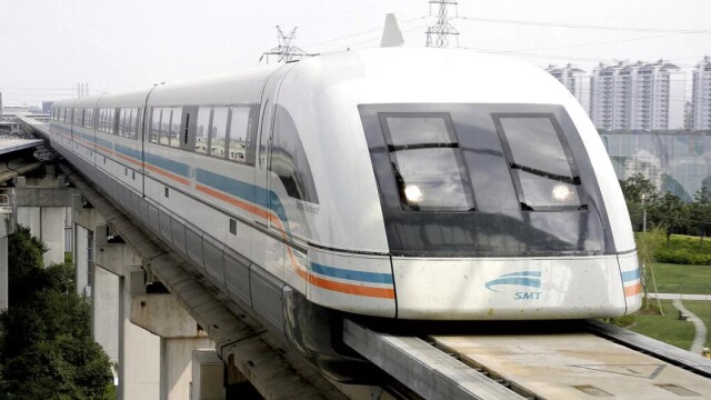 Dünyanın en hızlı treni olan Shanghai Maglev, Çin’de yer alıyor ve tren, 431 kilometre/saat (268 mph) azami hıza ulaşıyor. 