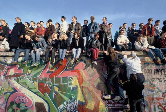 Tarih 9 Kasım 1989 ve insanların ellerine aldığı çekiç, kazma ve balyozlarla Berlin Duvarı’nı yıkmaya başlamasına birkaç saat var.