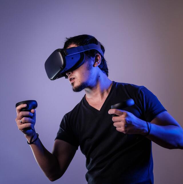 Sıkça duyduğumuz ve duyacağımız VR ve AR kelimelerini de kısaca anlatalım. VR, Virtual Reality’nin kısaltması. Türkçesi sanal gerçeklik olan bu teknolojiyi en çok sanal gerçeklik gözlüğüyle oynanan dijital oyunlarla duyuyoruz. AR ise Augmented Reality’nin kısaltması. Artırılmış gerçeklik anlamına gelen bu teknoloji ise telefon kamerası dışında ayrı bir ekipmana gerek olmadan da kullanılabiliyor. Örneğin kozmetik markası Loreal’in Facebook ile gerçekleştirdiği projesinde, müşterilerine ürünlerini bu teknolojiyle deneme imkanı sunmuştu. 