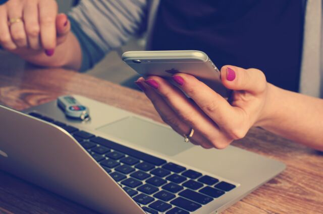 Bilinçli internet kullanımı, dijital güvenliği artırmak adına kritik bir unsur.