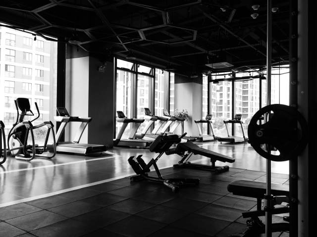 Egzersiz yapmak için pahalı spor salonlarına ve karmaşık ekipmanlara ihtiyaç yok. 