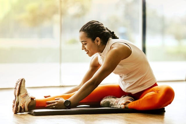 Yoga zihinsel ve fiziksel enerji sağlayarak daha dinç ve daha coşkulu hissetmemize yardımcı oluyor.