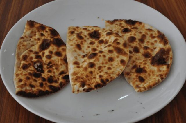 Sembusek lahmacun ve pideye benzeyen bir hamur işi.