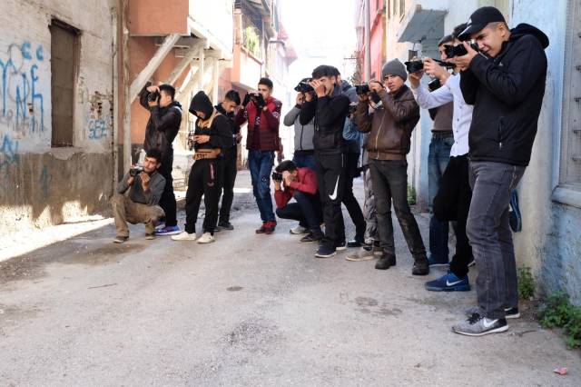 “Üç çocuk düğün fotoğrafçısı olarak çalışmaya başladı.”