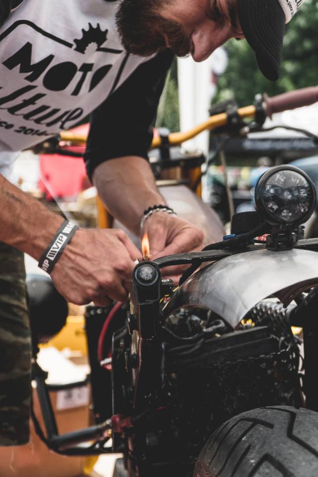 Uzun süre çalışmayan motorlarda pas oluşması olası bir durumdur.