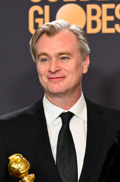 Christopher Nolan, 81’inci Altın Küre Ödülleri’nde En İyi Yönetmen ve Drama Dalında En İyi Film ödüllerini almak için sahnedeydi. 