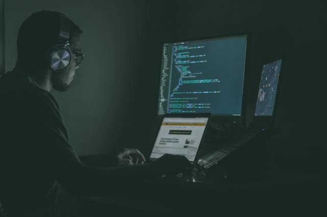 Siber suçlular kredi kartı ve kimlik bilgilerinizi ele geçirmek için bir hacker gibi çalışmaktadır.