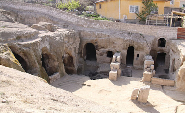 Gaziemir Yeraltı Şehri'nin içinde bir kervansaray bulunuyor.